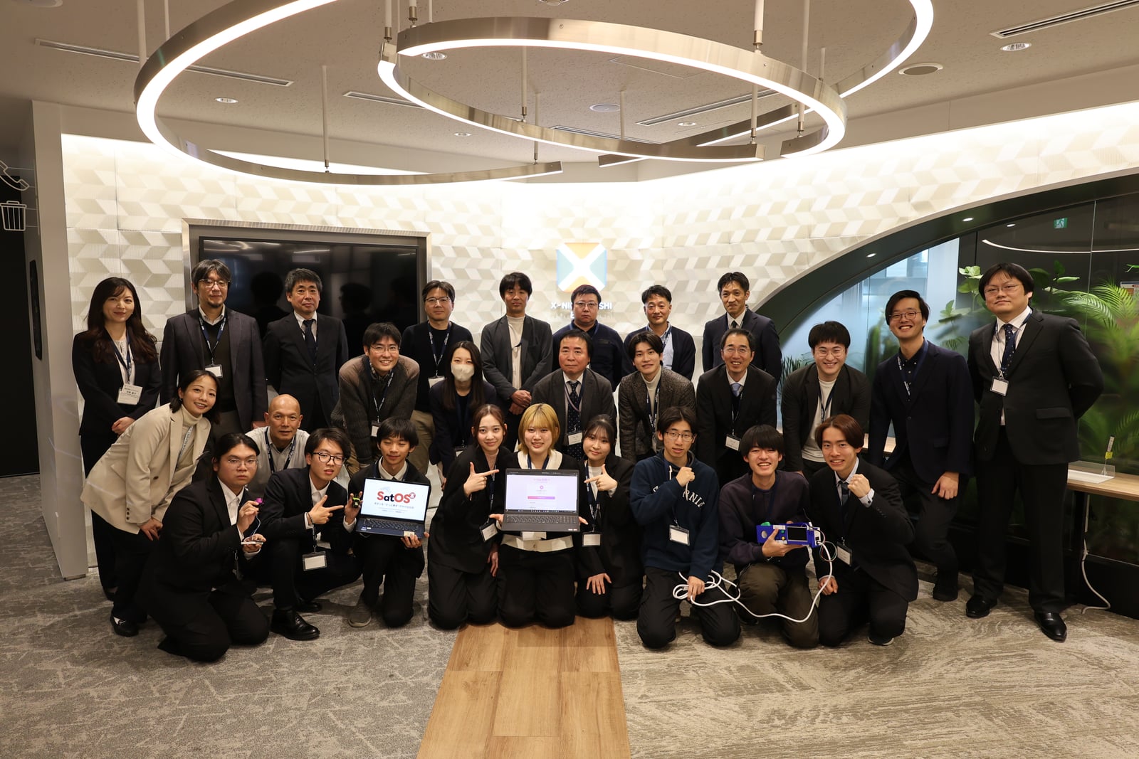 最終発表会後の集合写真。沖縄・豊田・長岡の参加学生と運営スタッフ、メンターが X-NIHONBASHI BASE に勢揃い